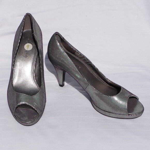 Bandolino "Mylah" Silver Peep Toe Platform Pump Heels- Sz. 9 - Picture 2 of 4